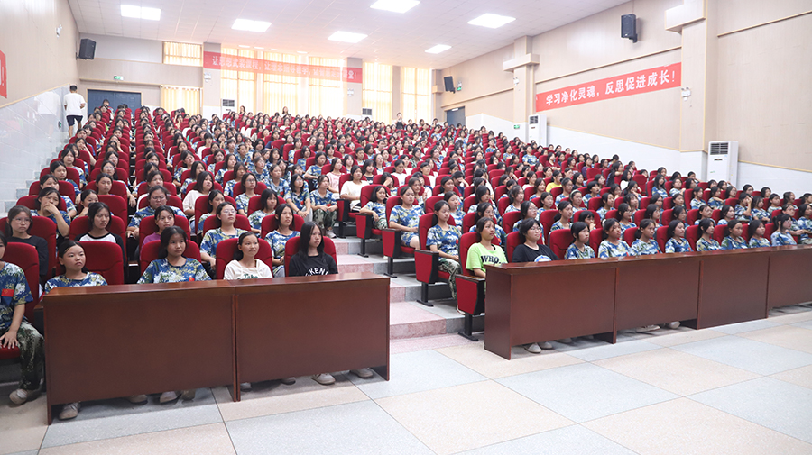 時光不語，靜待花開——懷化市新晃恒雅高級中學舉辦女生青春期健康教育講座